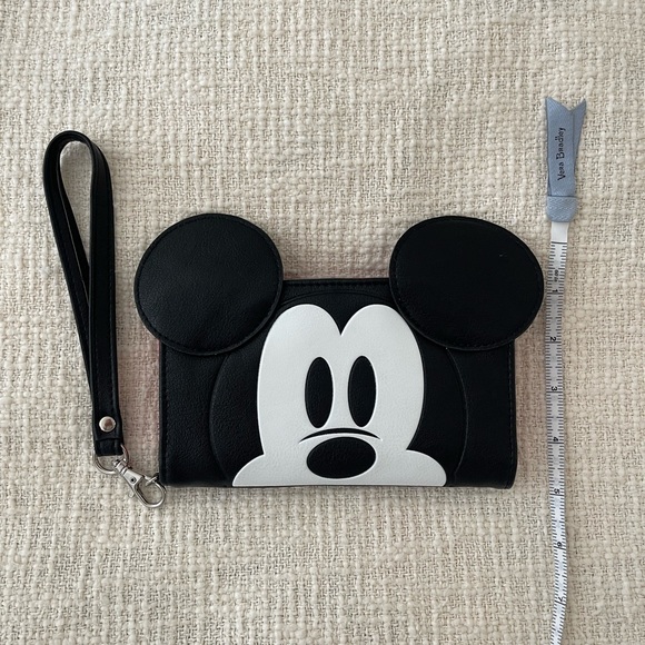 ADORABLE NWOT DISNEY MICKEY WALLET PHONE CASE WRISTLET - Picture 4 of 7